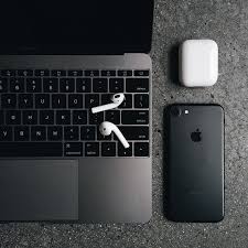 Black Apple Air Pods These 3 Objects Are The Only Electronics I Own I Recently Got Rid Of Everything Else Including My Dslr Produits Apple Accessoires De Telephone Macbook Apple