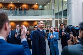 Die bank selbst nennt ihr. Zdf Erfolgsserie Bad Banks Die Ruckkehr Der Bosen Banker
