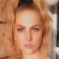 Madeleine Archer's Instagram, Twitter & Facebook