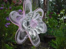 The complete list of supplies as well as the tutorial on making garden art flowers is found on empress of dirt. Diy Glass Flowers Using Recycled Glass Glass Garden Flowers Glass Flowers Glass Garden Art