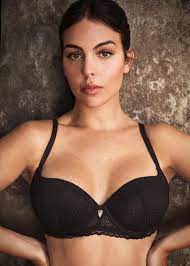 Georgina rodríguez, que fichó por esta agencia hace menos de dos meses, se une a una larga lista de modelos que también trabajan con uno models, como martina klein, josé toledo, laura ponte o cindy kimberly, la holandesa residente en denia que saltó a la fama después de que justin bieber. Georgina Rodriguez Revive Sus Anos De Bailarina En Su Ultimo Trabajo Como Modelo De Lenceria