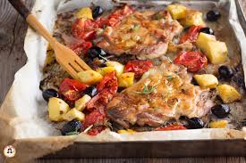 Le cosce di pollo sono composte da carne scura e sono un'alternativa veloce e gustosa alla preparazione di un pollo intero. Cosce Di Pollo Disossate Al Forno Con Patate E Pomodori Secondo Piatto