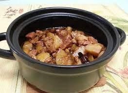 北方人逐渐用电炖盅炖肉 做菜汤充分释放食物营养我国幅员辽阔不同地域有着不同的饮食习惯在食物种类烹饪方式厨房器具等方面都有所不同随着科技的进步社会经济的发展和融合北方人在厨房器具的使用上也参考了南方的一些做法北方地区由于气候严寒人们爱吃炖菜还爱大口吃肉
