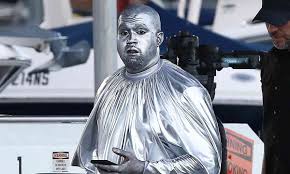Kanye west, de son nom complet kanye omari west / ˈ k ɑ ː n j e ɪ w ɛ s t / [3], né le 8 juin 1977 à atlanta, en géorgie, est un rappeur, compositeur, réalisateur artistique, réalisateur et designer américain, originaire de chicago, dans l'illinois. Kanye West Painted Silver Is Now Twitter S Favorite Meme