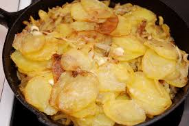 Siete alla ricerca di un contorno molto semplice da realizzare, che si abbini con moltissime pietanze diverse? Patate Mpacchiuse Contorno Calabrese A Base Di Patate E Cipolle