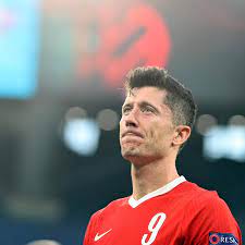 Robert lewandowski is a polish professional footballer who plays as a striker for bundesliga club bayern munich and is the captain of the po. Robert Lewandowski Facebook