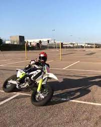 Tight Cornering Extremesports Bike Skill Tight Cornering Motorcross Bike Sports Bikes Motorcycles Dirt Bike
