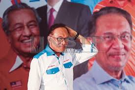 Putusan pengadilan banding ini menganulir vonis pengadilan lebih rendah yang membebaskan pemimpin de facto. Hello This Is Anwar Ibrahim