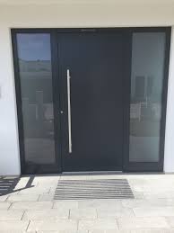 Country Wedding Inspiration With A Pampas Grass Arch Wine Country Wedding Inspiration With A Pampas Grass Arch Unique Boutonnieres With Pampas Grass Wine Coun In 2020 Aluminium Hausturen Moderne Eingangstur Haus