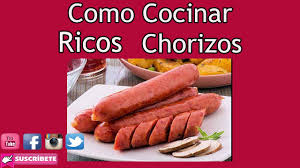 El chorizo español es un embutido curado de carne de cerdo y especiado con paprika o pimentón que le da el color tan característico rojo. Como Cocinar Ricos Chorizos Youtube