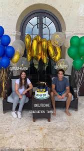 Elle has been married twice but never with arpad busson. Elle Macpherson Kauft Sohn Flynn 22 Eine Hubsche Abitur Kuchen Aktuelle Boulevard Nachrichten Und Fotogalerien Zu Stars Sternchen