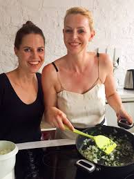 Simone hanselmann (born 6 december 1979) is a german actress. Simone Hanselmann Prominente Unterstutzerin Der Sos Kinderdorfer