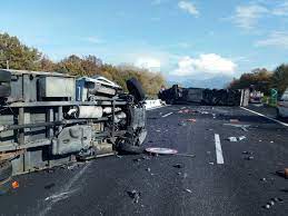 Secondo le prime notizie ci sarebbe un morto e sarebbe stato coinvolto nell'incidente un tir carico di sigarette. Tir Travolge Furgone Di Operai Sull A1 E Si Ribalta Autostrada Chiusa A Ceprano