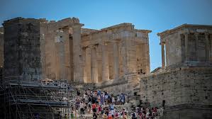 L’allarme del sindaco di Atene: “La città sta diventando un gigantesco albergo”