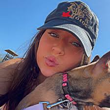 Caroline Lilly's Instagram, Twitter & Facebook