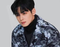 The curtain hairstyle is a cut and style for men where the hair on top is left longer and styled with no matter what, curtain bangs fashion an edgy aesthetic that looks good on boys, teens and young men. 7 Model Gaya Rambut Curtain Haircut Ala Pria Korea Yang Mudah Ditiru Bukareview