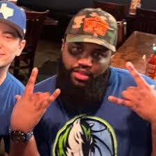 Tienes una nueva mención en los hilos. Hola, guapo... No puedo creer que  por fin hayamos conectado. Llevo un tiempo observándote, esperando que me  vieras. Ahora que me has visto, me parece