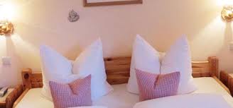 Herzlichlich willkommen im garni marianne, die familienfreundliche frühstückspension* in partschins / südtirol, im schmucken dorf des erfinders der schreibmaschine mit seinen historischen bauten. Herzlich Willkommen Im Haus Marianne In Inzell