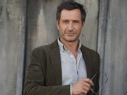 C'est un écorché vif, un type intègre, avec un passif assez compliqué et une famille qui baigne dans l'univers de la justice. Alexandre Varga Galerie Promo Csfd Cz