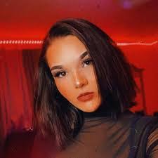 Jessica Layburn's Instagram, Twitter & Facebook