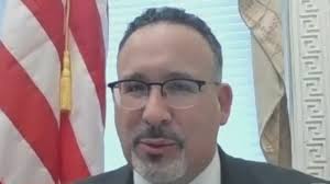 Esperanza y más oportunidades: secretario de Educación hispano enfrenta el  reto de volver a las aulas