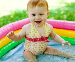 Sommer Mit Baby Wir Klaren Die Wichtigsten Fragen Mit Bildern Irische Babynamen Baby Planschbecken Baby Am Strand