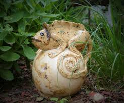 Chamaleon Auf Keramikkugel Gartenkeramik Rosenkugel Teichdeko Gartendeko Tonskulptur In 2020 Etsy Handmade Gifts Etsy Gift Card