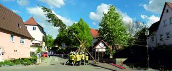 In den ortsteilen rund um blaubeuren stellen die feuerwehrabteilungen die maibäume. Traditionelles Maibaum Stellen Freiwillige Feuerwehr Neulingen