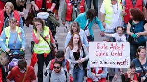 Einen streik abbrechen to call off a strike einen streik ausrufen to call a strike to call out on strike einen streik beenden to call off a strike einen streik brechen to break a strike to scab (across a picket line) coll. einen streik erklären to declare a strike einen streik organisieren to stage a strike im streik sein to be on strike in. Kindern Erklart Warum Es Streik Gibt