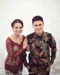 Jika belum punya gambaran, baju tunangan artis yang serasi ini bisa. 10 Baju Tunangan Artis Yang Bisa Jadi Inspirasi Untuk Kalian