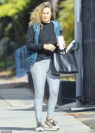 Born on 4th of october in the year 1976, alicia is an american born actress who made her way to the top through her debut performance in the 1993 movie, the crush. Alicia Silverstone Looks Sporty In Gray Leggings And A Vest For A Private Workout Class In La Aktuelle Boulevard Nachrichten Und Fotogalerien Zu Stars Sternchen