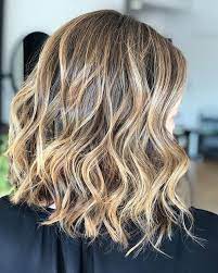 Modne kolory i fryzury dla kobiet z włosami średnimi! 50 Flattering Brown Hair With Blonde Highlights To Inspire Your Next Hairstyle Brown Hair With Blonde Highlights Blonde Highlights Brown Blonde Hair