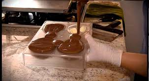Huevos de pascua artesanales elaborados con las variedades de chocolate con leche, chocolate blanco y semiamargo marca lodiser. Tradicionales Huevos De Pascuas Hechos De Forma Artesanal Youtube