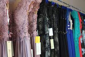 In questo modo sarete certe di poter provare tipologie diverse di abito con modelli totalmente diversi tra di loro, spesso disponibili anche in colori diversi. Mamma Dello Sposo I Consigli Per Scegliere L Abito Blog Consigli Matrimonio E Styles