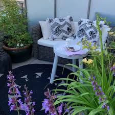 Ein langlebiges, strapazierfähiges material verspricht lange freude. Outdoor Deko Mit Teppich Kissen Licht Outdoor Teppich Im Boho Stil