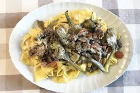 Sgocciolateli e tagliateli a fettine. Pappardelle Con Ragu Di Agnello E Carciofi