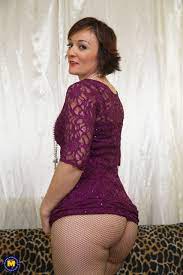 Short hair mature lady showing her beautiful naked body - Mature.nl