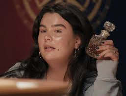 De Verraders 2025: Julia laat verrader Josylvio zweten door onthullende  borrel