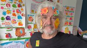 Genius London florist Lucy Vail decided to be kind and make a little gift  to brighten everyone's hearts at Buckingham Palace.  https://lucyvailfloristry.com/