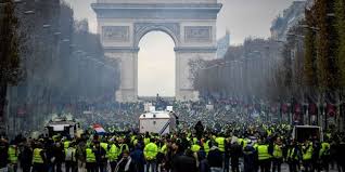 Les « gilets jaunes » ont lancé samedi l'« acte 2 » de leur mobilisation à paris et ailleurs sur de multiples revendications, parties de la hausse des prix des plus de 3 000 policiers sont mobilisés à paris et dans les communes limitrophes. Manifestation Des Gilets Jaunes Comment Se Deplacer A Paris Samedi