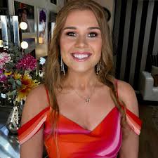 LYDIA- one of my absolute favourite clients 🩷I've been doing Lydia's  makeup for years for her school formals and today felt like her ultimate  school makeup as she graduated as a teacher!Beautiful