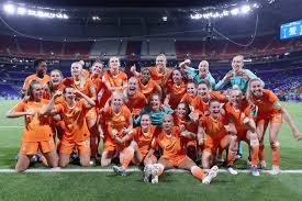 Tuyến giáp là tuyến nội tiết có dạng hình con bướm nằm ở phía trước cổ. Tháº¯ng Nhá»c Nháº±n Thá»¥y Ä'iá»ƒn 1 0 Hoa Lan Vao Chung Káº¿t Gáº·p Hoa Ká»³