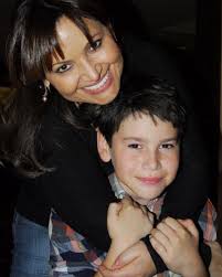 Feliz Día de las Madres a todas ustedes que hoy se sienten plenas, que  saben en el fondo que han hecho un buen trabajo y que se llenan de orgullo,  amor y