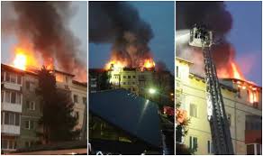 Flăcările au cuprins două case alăturate. Incendiu Puternic La Mansarda Unui Bloc Din TimiÈ™oara 50 De Oameni Au Fost EvacuaÈ›i