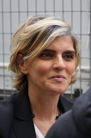 Il film è suddiviso in sedici episodi che raccontano i vizi, le paure e le debolezze degli italiani contemporanei. Alessandra De Stefano Wikipedia