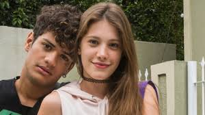 Foto: Meg (Giulia Bertolli) recebe ajuda financeira de Max (Roberto  Bomtempo) na novela 'Malhação: Toda Forma de Amar'