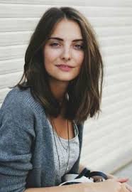 Curtained hair is the term given to the hairstyle featuring a long fringe divided in either a middle parting or a side parting. Pin Auf Women Hairstyles 2019