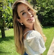 Hoje é meu aniversário🎈 E ao soprar as velinhas, desejo... 1- ser mais  leve. Me preocupar menos, ter a cuca mais fresca, relaxar mais... 2-  agradecer por tudo! Principalmente pelas pessoas especiais