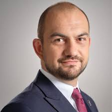 Mec. Marek Szewczyk: „⚠️Minister Żurek chce wybierać skład sądu? Minister  Sprawiedliwości zmienił rozporządzenie i teraz to Przewodniczący Wydziału,  w składach wieloosobowych będzie „wyznaczał” sędziów (zamiast losowania),  losowany będzie jedynie ...