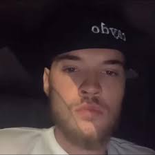 New Balance 1000 “Master chief”. Dark olive with that 🟠🟡 pop completes  the look